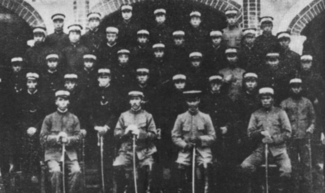 1951年一农民到乡公所讨水，看着毛主席像激动的说：他曾是我的兵