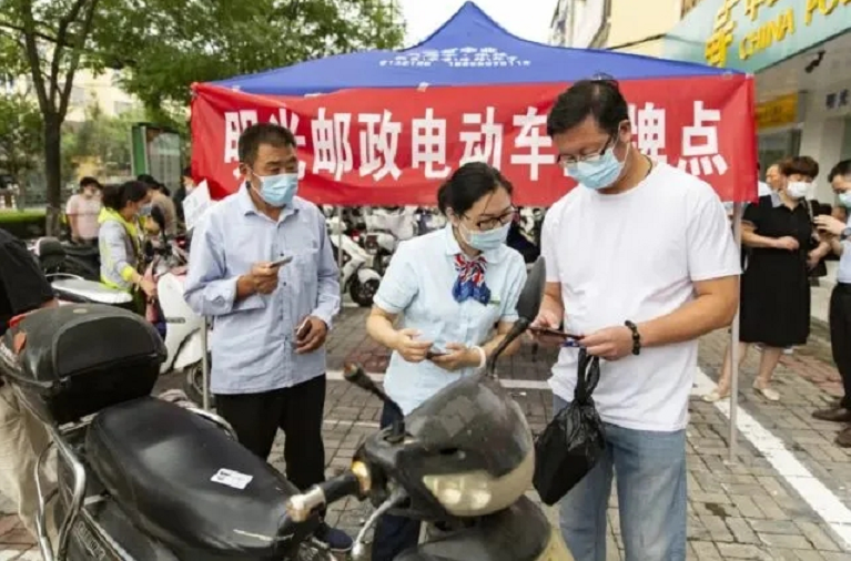 电动车迎来新规？车主：上牌、戴头盔能理解，这次有点让人搞不懂