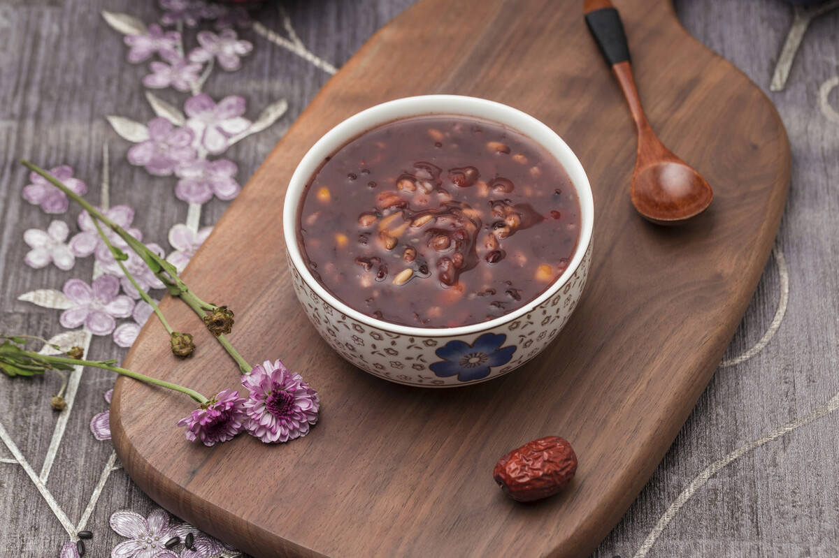 熬黑米粥时，别只会加清水，教你正确的方法，好喝美味不粘锅