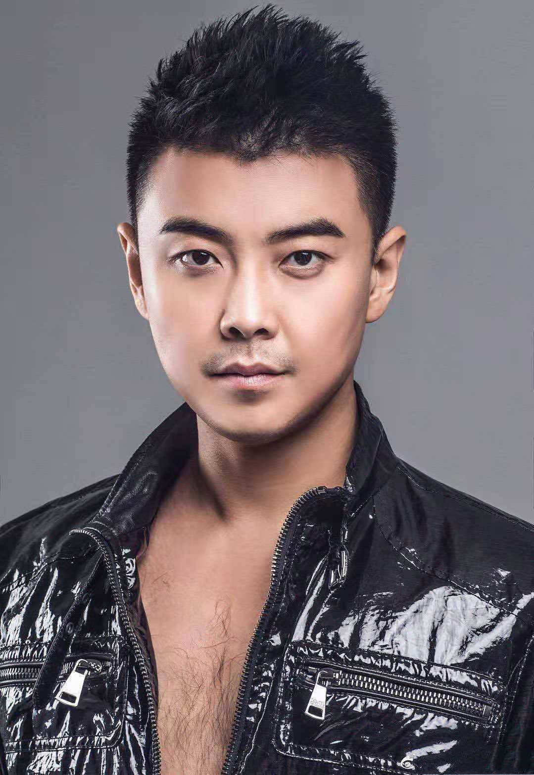 王皓妻子(王皓妻子晒照,她嫁给王皓7年了,依旧是国乒媳妇中最漂亮的一