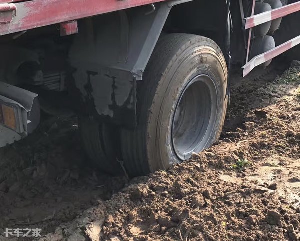 陷车后的解决办法，对了叫机智错了叫添乱，看老司机如何脱困