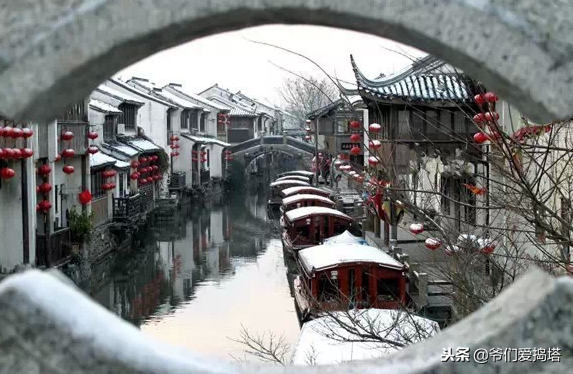 红墙，白雪，琉璃瓦，大雪压青松