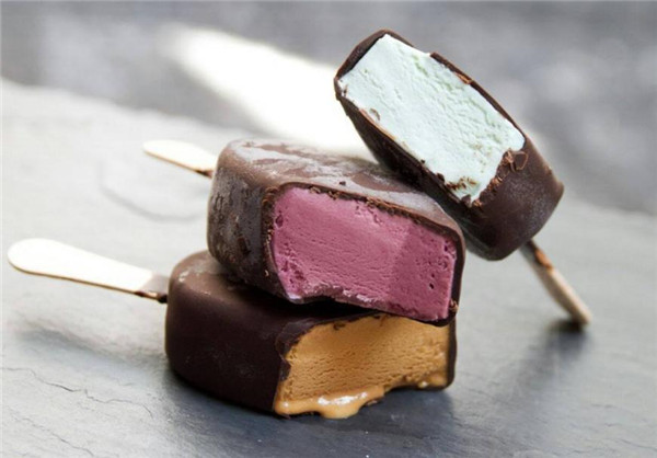 买巧克力先看包装袋，袋子上有这行字的，吃起来健康又放心