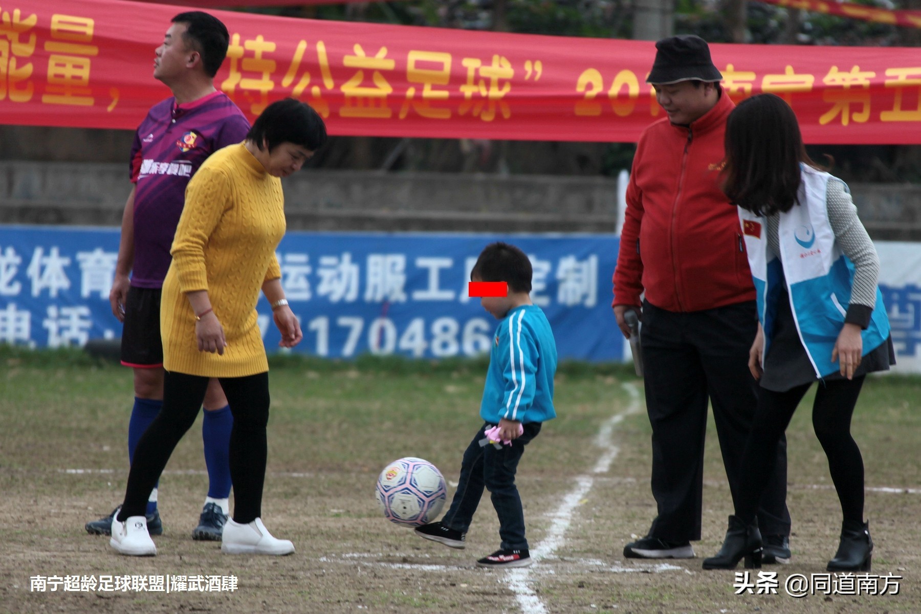 南宁贺岁杯足球赛哪里有直播(2019年南宁市超龄联盟贺岁杯公益足球赛圆满结束！)