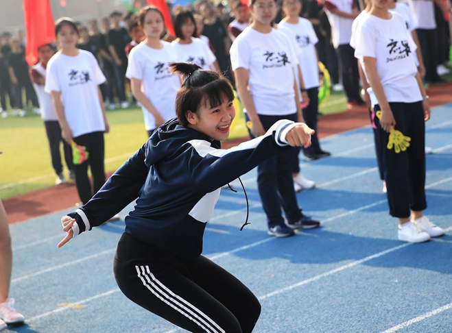 清华帅气学霸走红，与“篮球网红”PK球技最后胜出，曾是高考状元