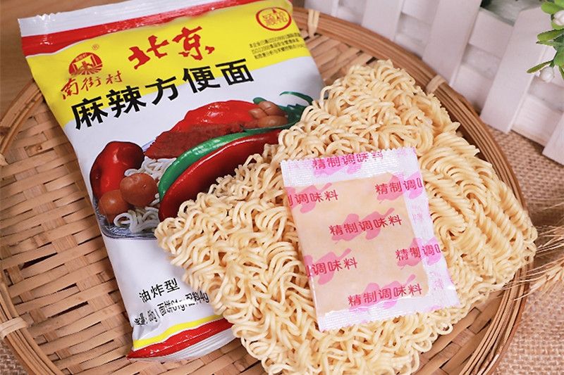统一老坛酸菜牛肉面：明星产品，地道酸爽；康师傅红烧牛肉面：经典口味，美味不腻。
