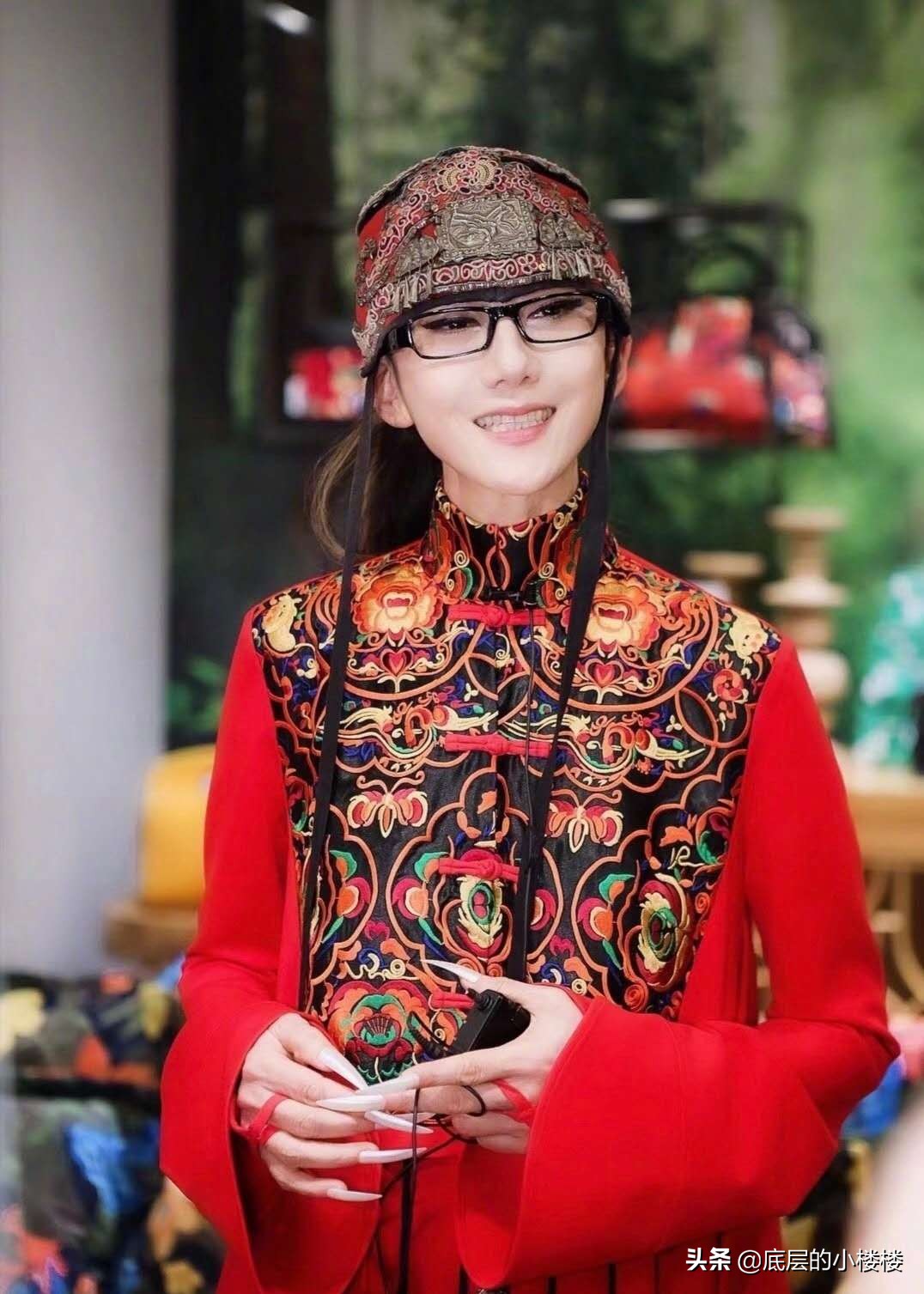 和同性女友结婚的消息在微博引发热议,当时就有人点到了杨丽萍老师,更