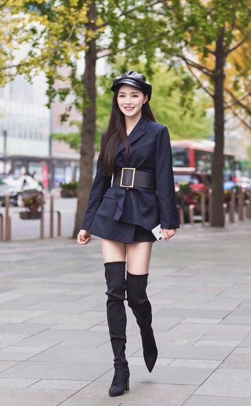 街拍：图三皮衣搭短裤，脚踩高跟鞋，一双白腿惹人眼，风情满满