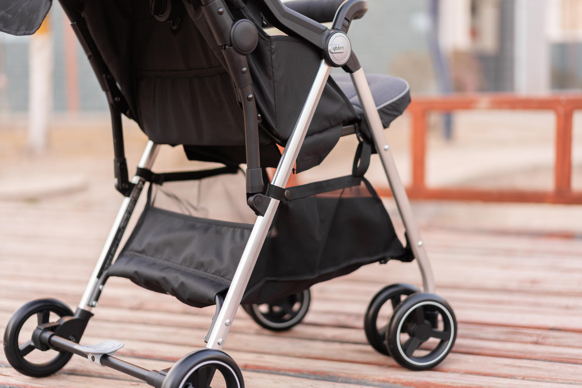 宝宝出行,妈妈放心,qborn百灵折叠婴儿推车