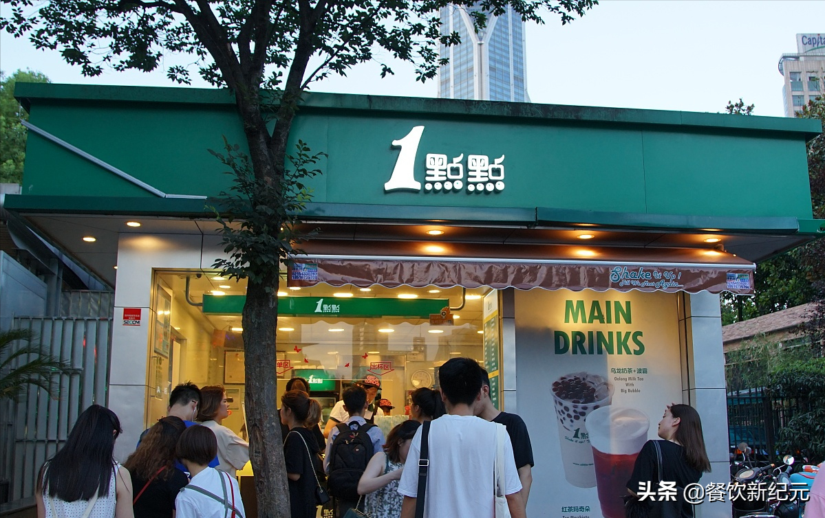 社会怪象：大量门店倒闭，满大街都是药店和奶茶店，这是咋回事？