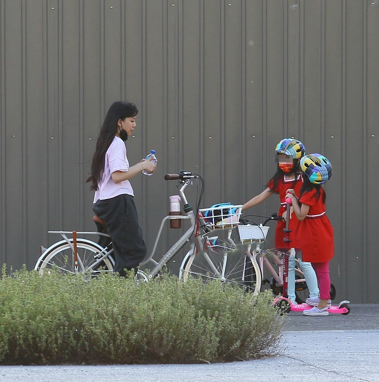 王力宏一家五口罕见同框，公园骑车画面温馨，3岁儿子和爸爸很像