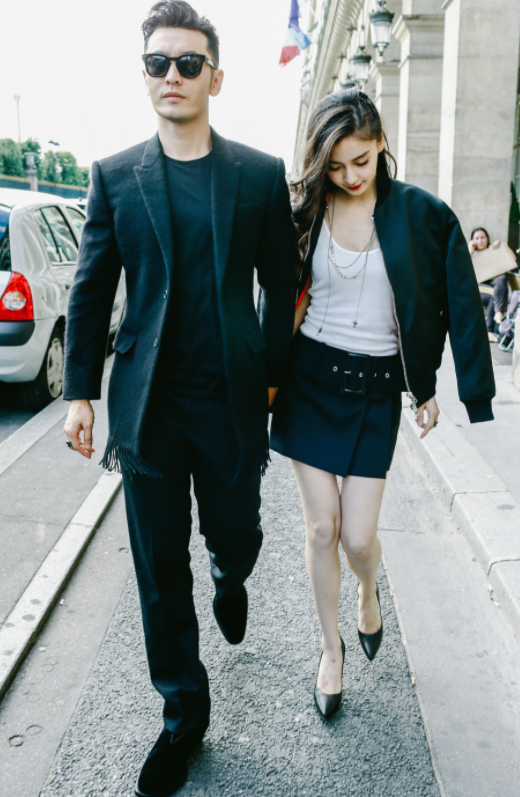 Angelababy和黄晓明又秀恩爱,穿背心配短裙好A,嫩得像个00后