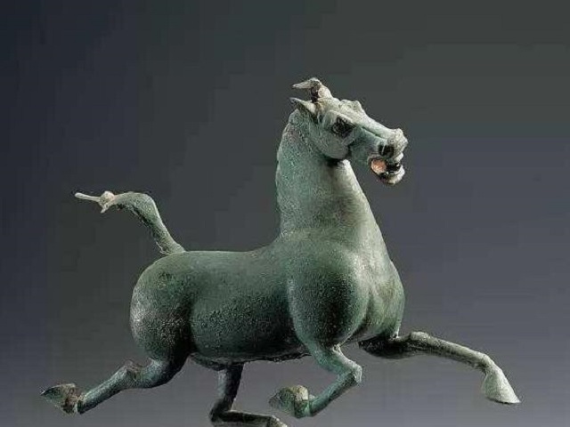 为什么马踏飞燕照片都是侧面，怕你看到正面照后忍不住哈哈大笑