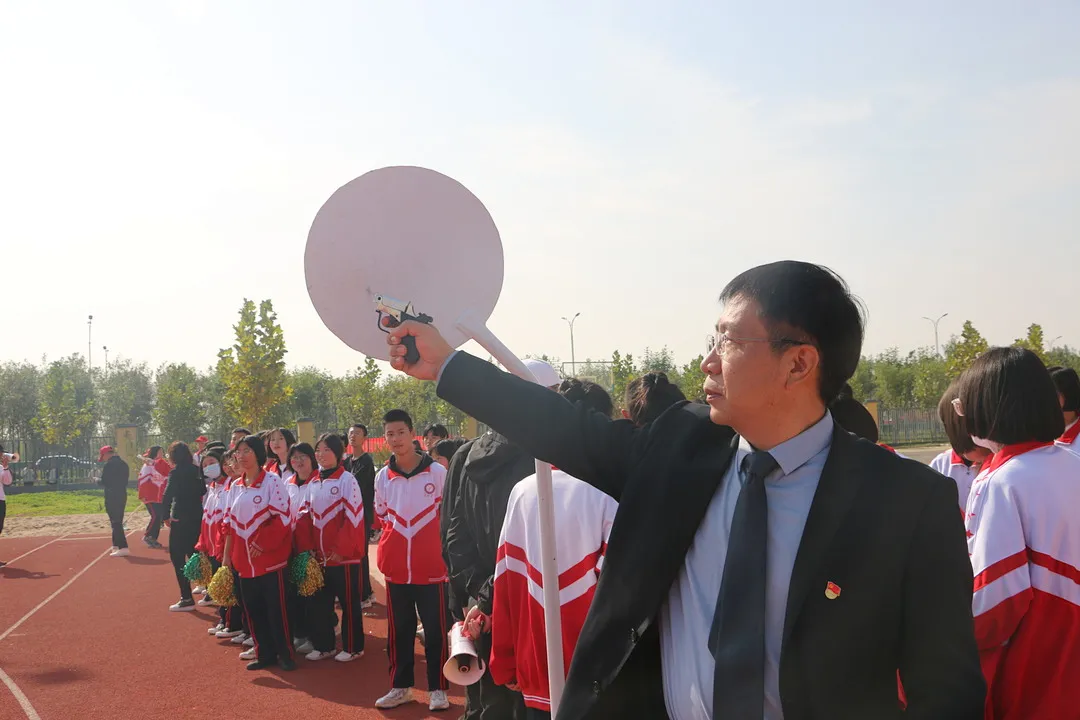 邯郸：临漳县邺城中学第一届秋季田径运动会盛大开幕