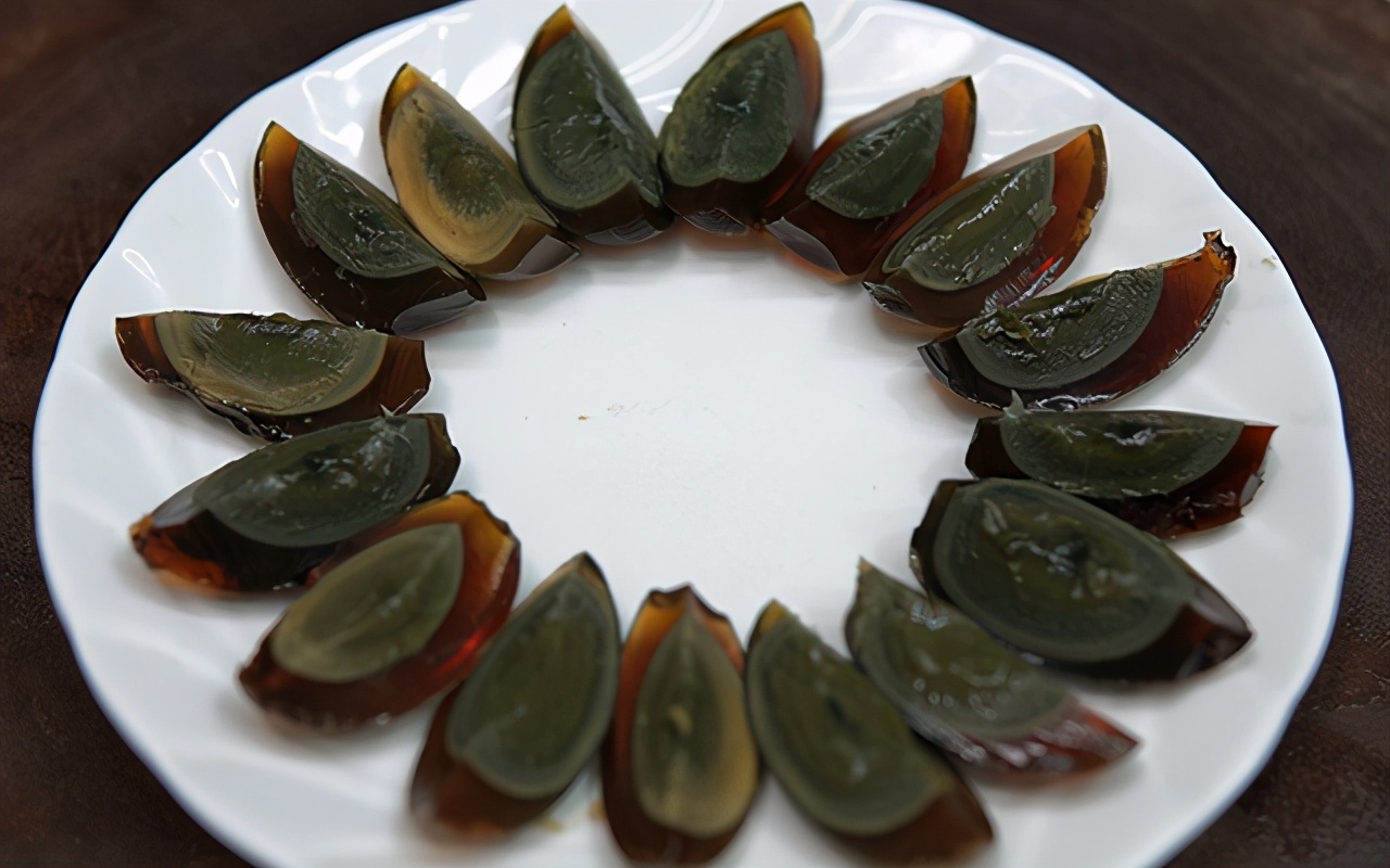 皮蛋豆腐的汁怎么调（凉拌皮蛋豆腐的家常做法）