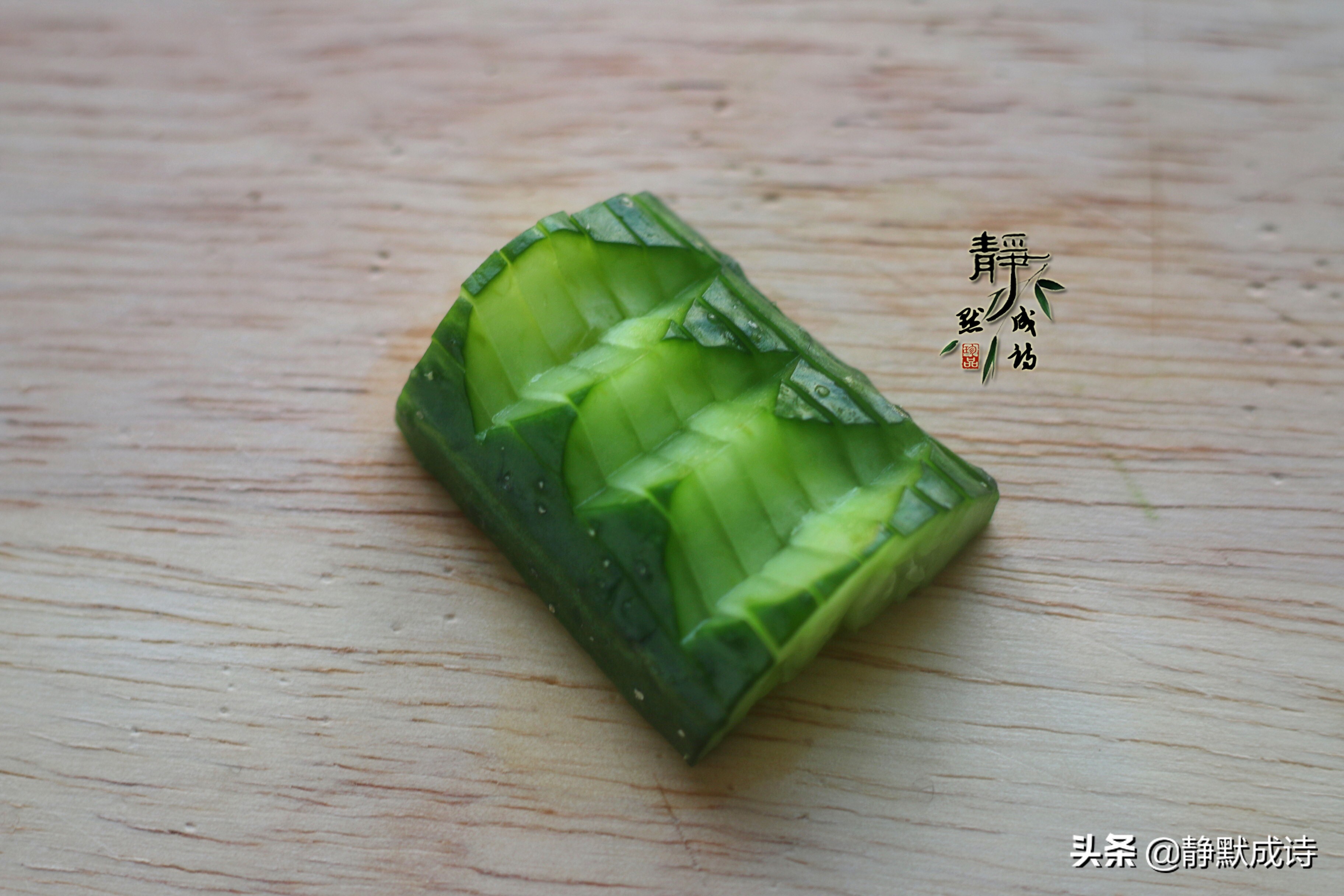 过年家宴上,把黄瓜切个新花样,好看易学,比拍好看太多了