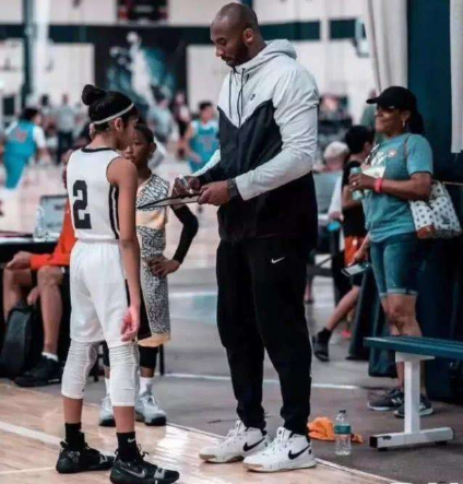 为什么nba球星都是女儿(NBA巨星都是“女儿奴”，科比实力宠女儿，詹姆斯反差最大)