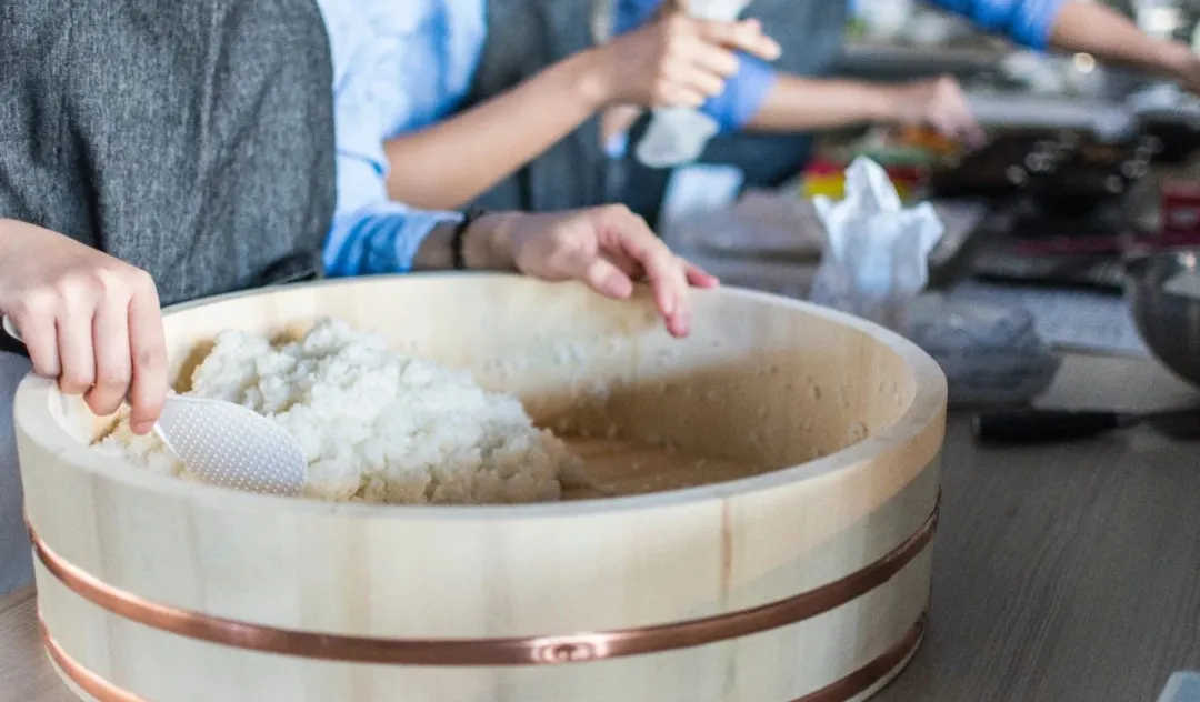 21岁远房表弟突然提出,叫我每月给他2500元,让他准备高考