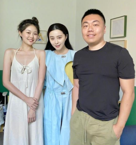 把劳斯莱斯开沟里，“网红鼻祖”晚晚的故事，远比你想象得更恶劣