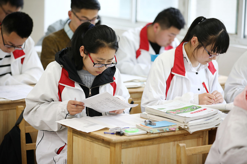 杨幂高考北影第一，却被大伯说笨蛋，家中1人读哈佛3人上清华