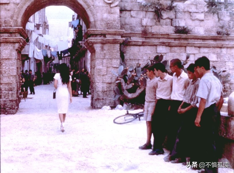 《西西里的美丽传说》：她因为太美丽，被嫉妒的女人群殴、剃光头