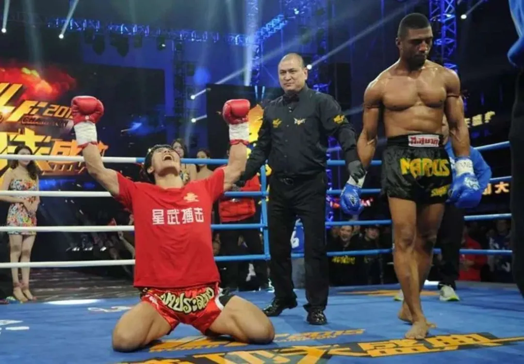 豪取 59 场连胜!揭秘死神方便散打式踢拳
