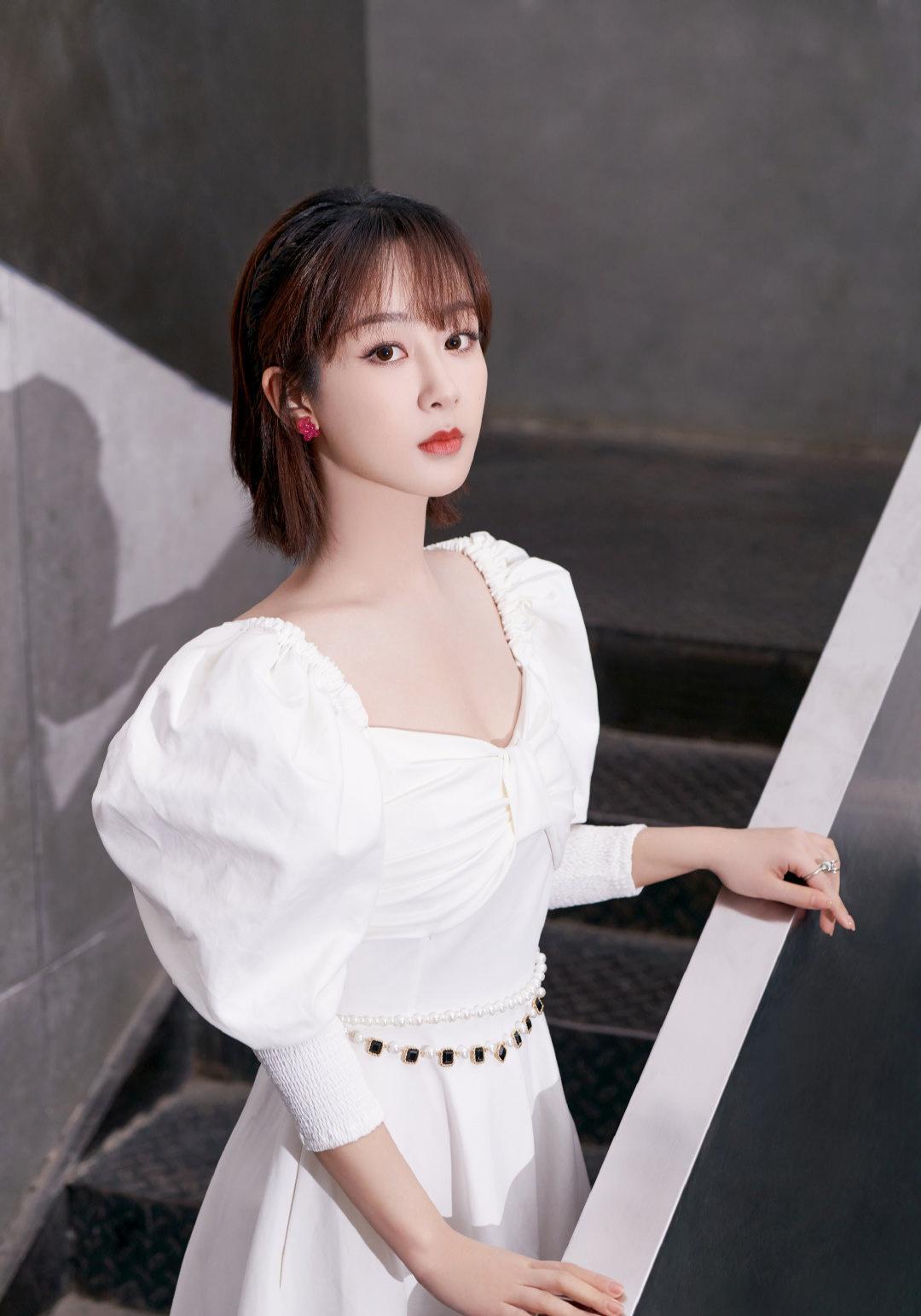 杨紫终于选对发型,齐刘海短发搭白色公主袖长裙,清新时尚又养眼