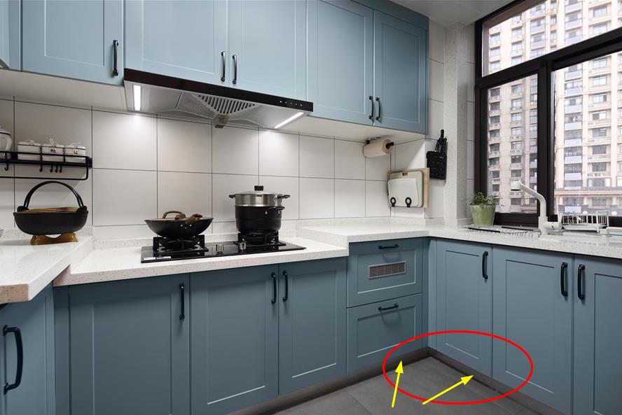 普通的定制橱柜,台面的高度一般是统一的80~85cm,虽然一样的高度看