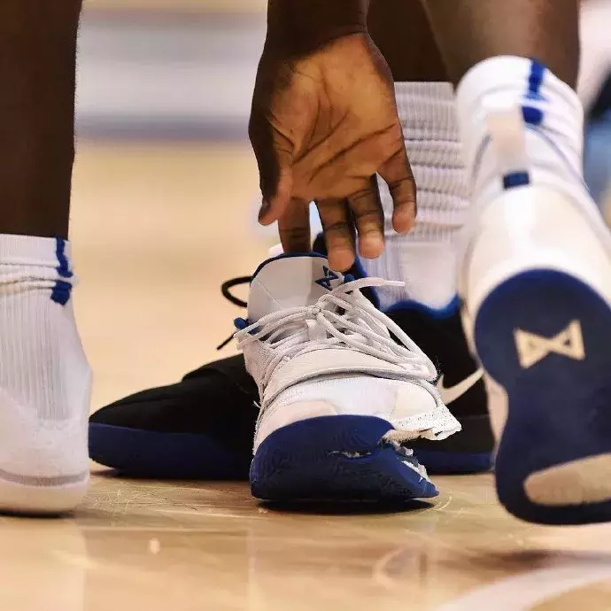 NBA球员今日上脚：欧文6代被曝光，勇士专属总冠军AJ1很亮眼！
