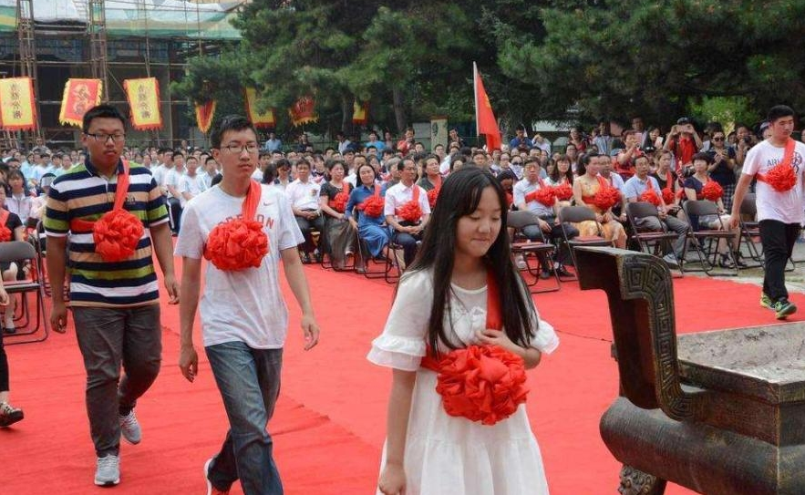 一张仅16人的高考喜报，揭露教育现状，现实的差距拼了命也追不上