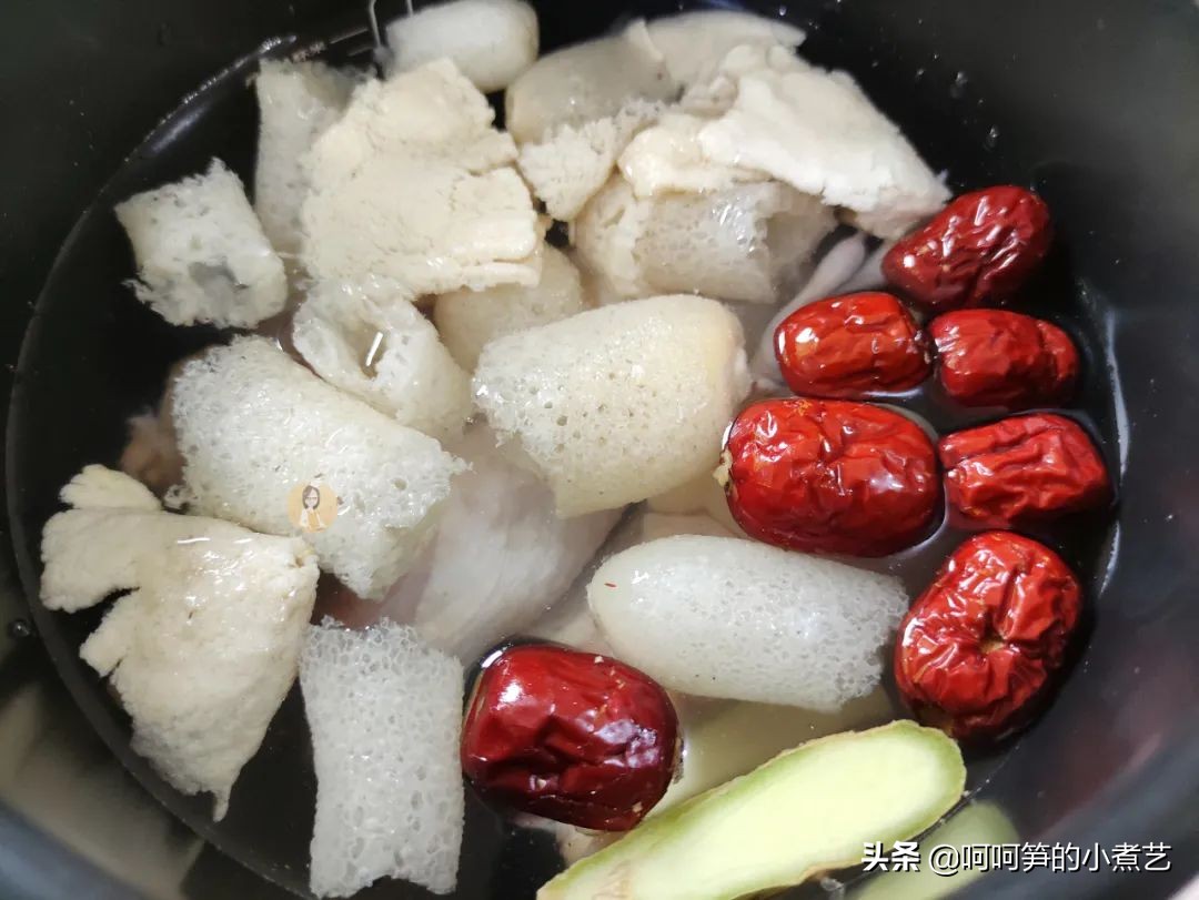 妈妈说三伏天里多喝汤，安排上营养美味的竹荪鸡汤，滋补又消暑