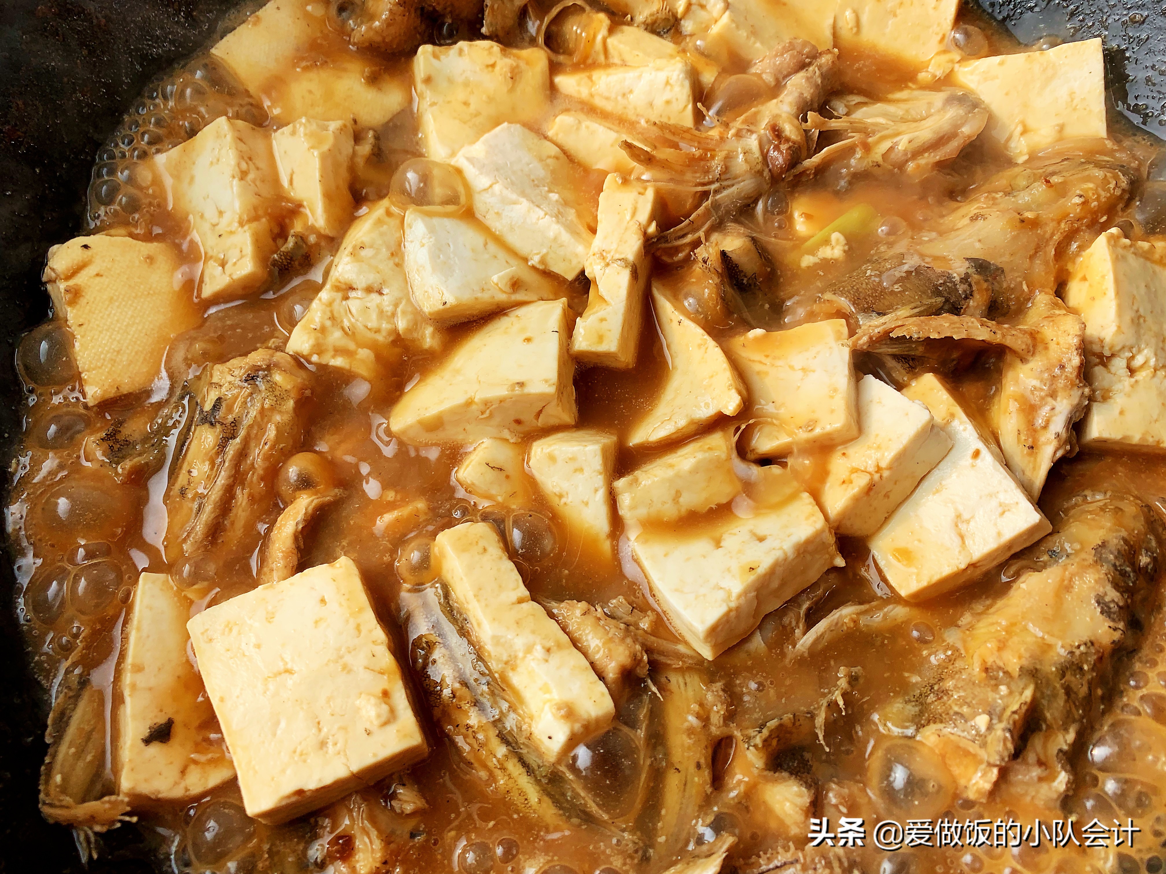 鲇鱼炖豆腐怎么做才好吃？牢记2点，鱼肉鲜嫩不腥，豆腐咸鲜入味