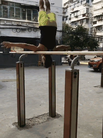 愿你我在年老发白之际，依然能够“鲜衣怒马，永远是少年”