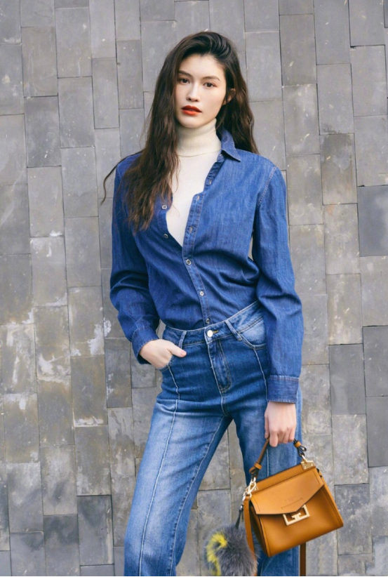 何穗真是会穿!穿件黑色运动服 红黑拼色裙子,看得人心都醉了