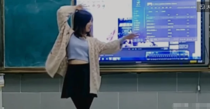 初中帅气男教师走红，长得不输“明星”，网友：我想回去读书