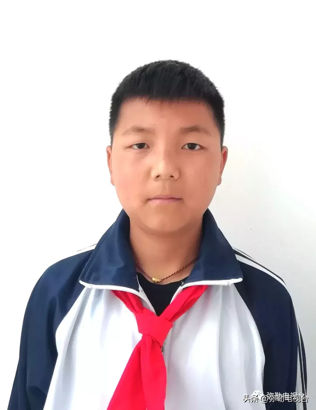 弥勒这几十名少年，真棒！有你母校的吗？