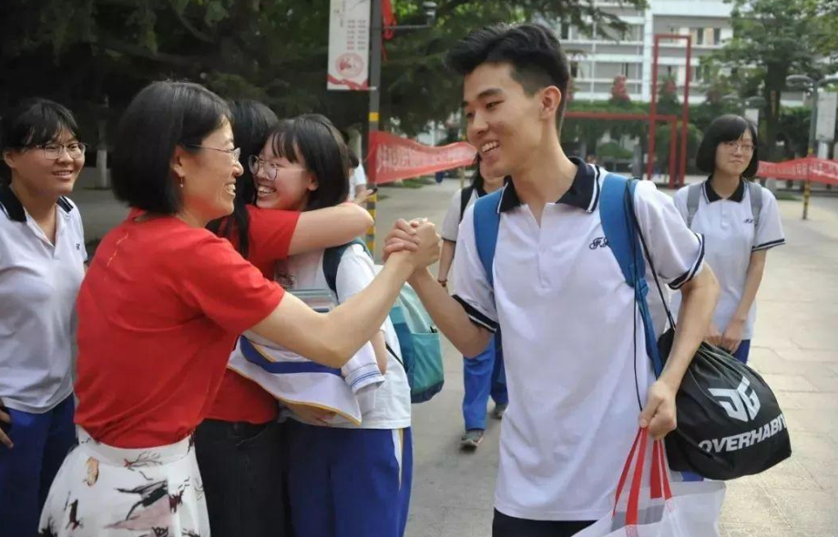 为啥高考当天不能穿校服，是怕学生作弊吗，班主任一语道破玄机