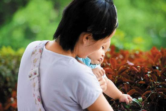 宝宝黑得像“小包青天”，宝妈发愁，看了爸爸的肤色忍了