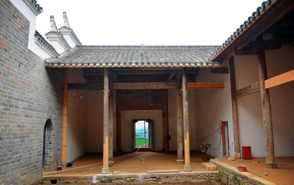 门前有坟、屋后有水，这样的地势能建房吗？老祖宗已经给出了答案