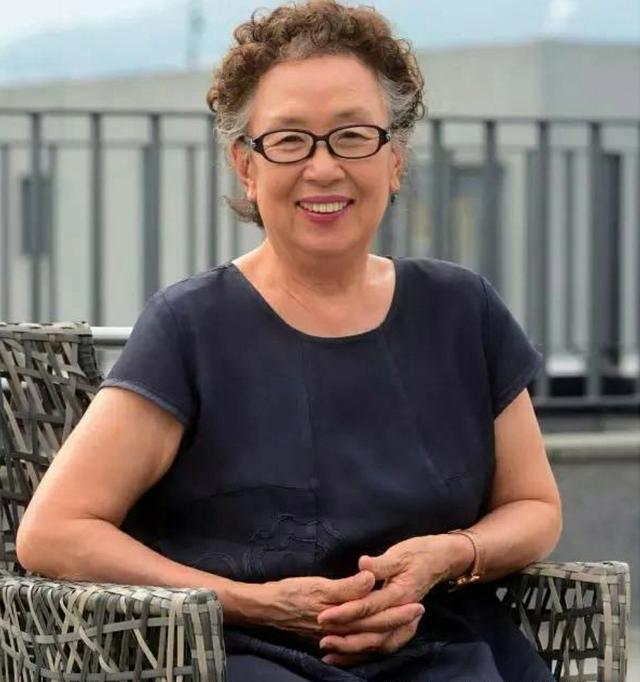 不到80岁最好别烫这几款卷发,显老又没气质,试试减龄的柔卷烫