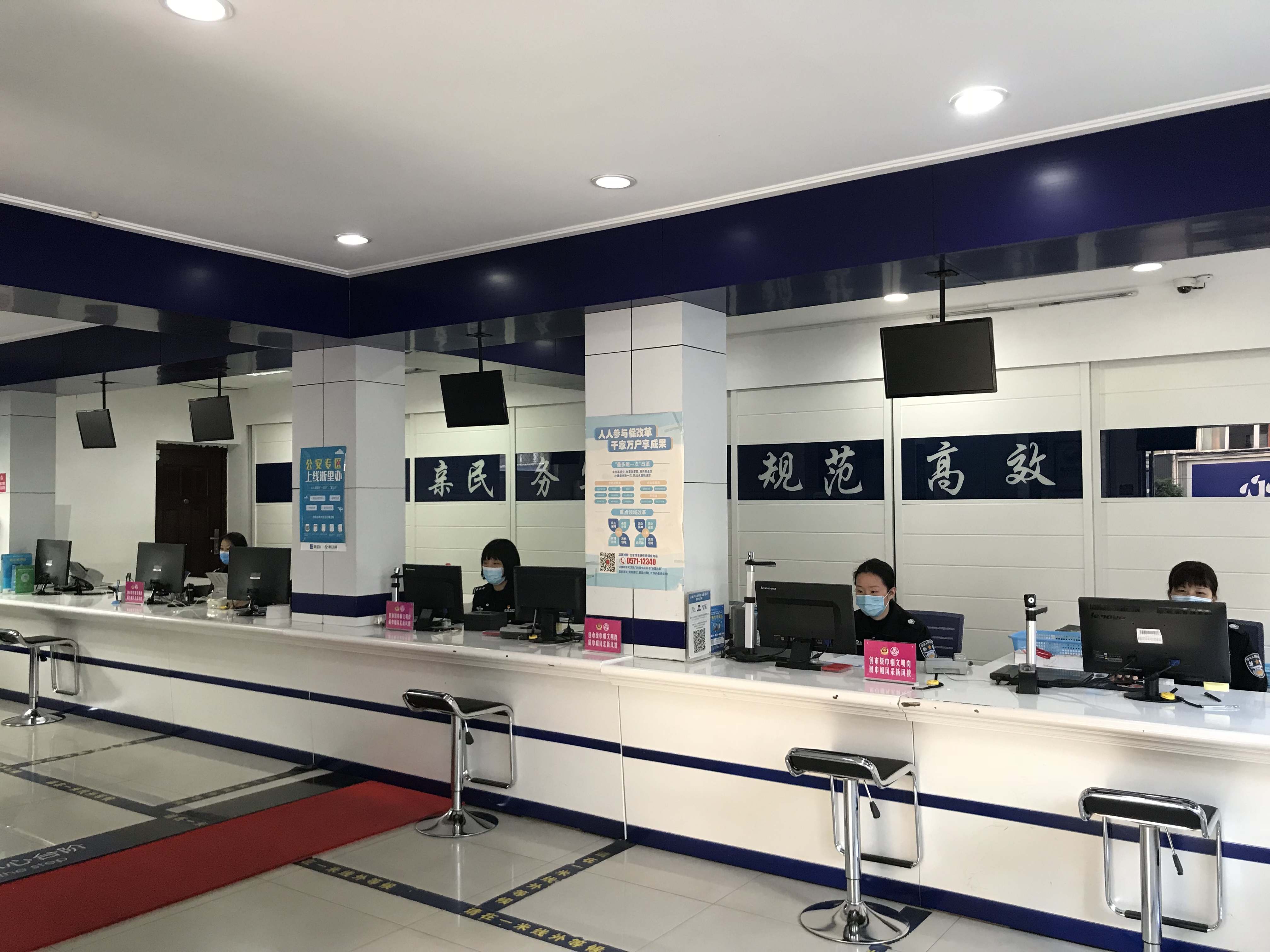 窗口服务是她们的“主战场”，走上街头便化身“女子反诈团”