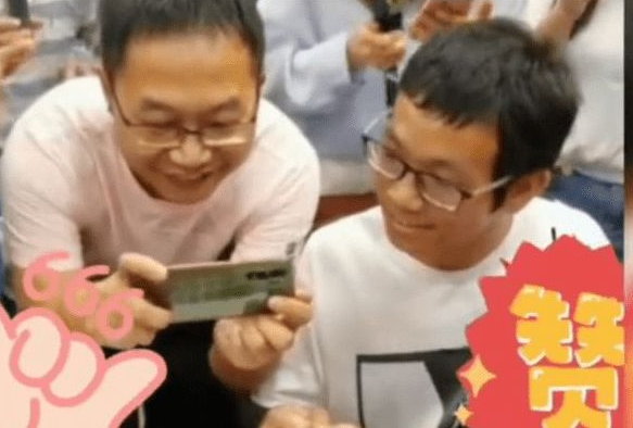 高考723分考生淡定查分，数学满分理综只扣7分，学霸果然凡尔赛