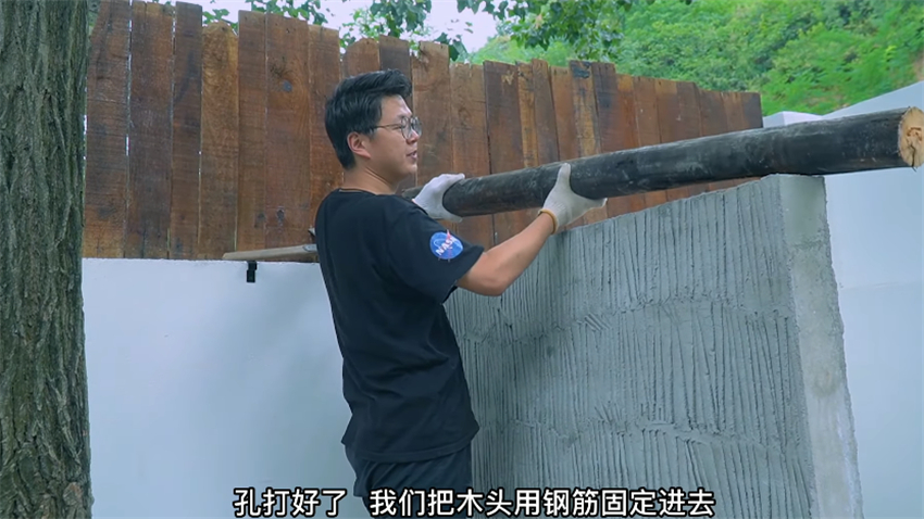 小伙花20天徒手打造露天浴室，晚上躺浴缸泡澡真爽！就是别下雨