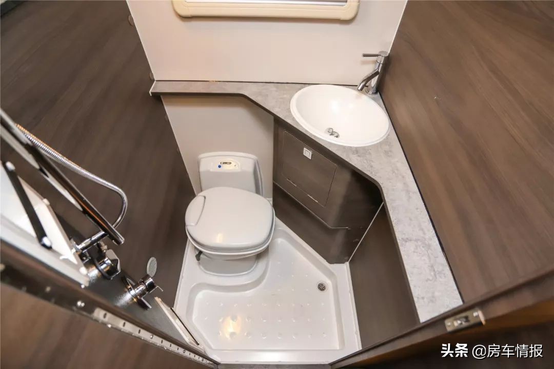 新发布的两款依维柯房车，预计40多万，4座6座两布局你更喜欢谁？