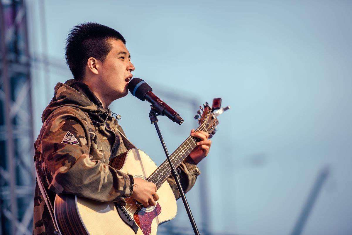 最后两首歌曲是《南山南》,《棺木》,我们看到了印象中安静吟唱的马頔