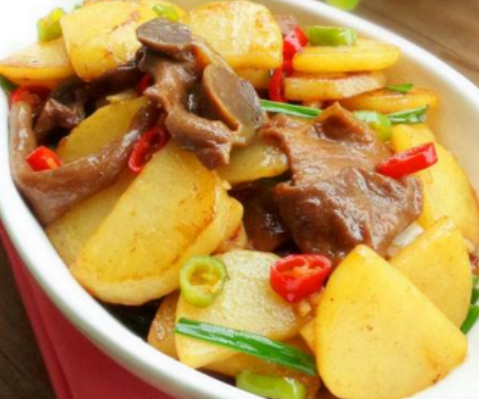 土豆片炒鸡胗：香辣下饭的家常美味