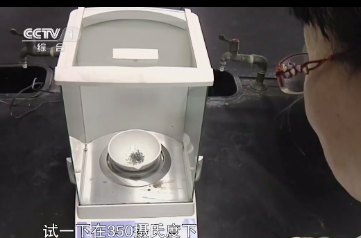 不粘锅有毒还致癌？掉了涂层还能不能用？央视用一个实验得到答案
