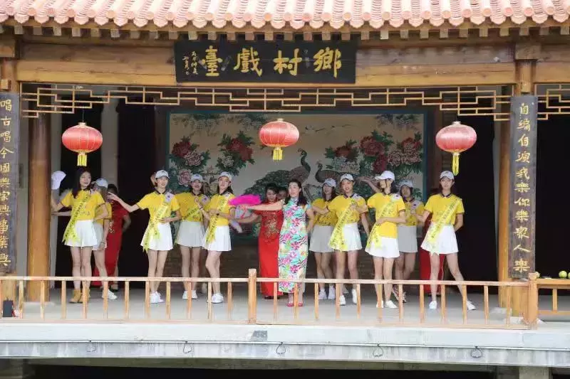 世界旅游小姐畅游巴彦淖尔，美女＋美景，保证让你看花眼