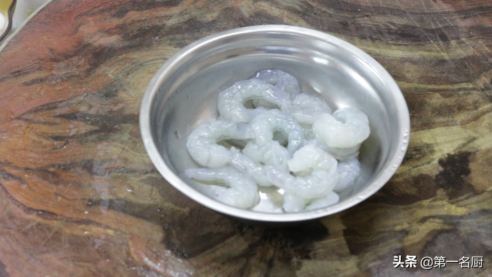 怎么炒虾仁，学会这两招，虾仁饱满滑嫩，色香味俱全