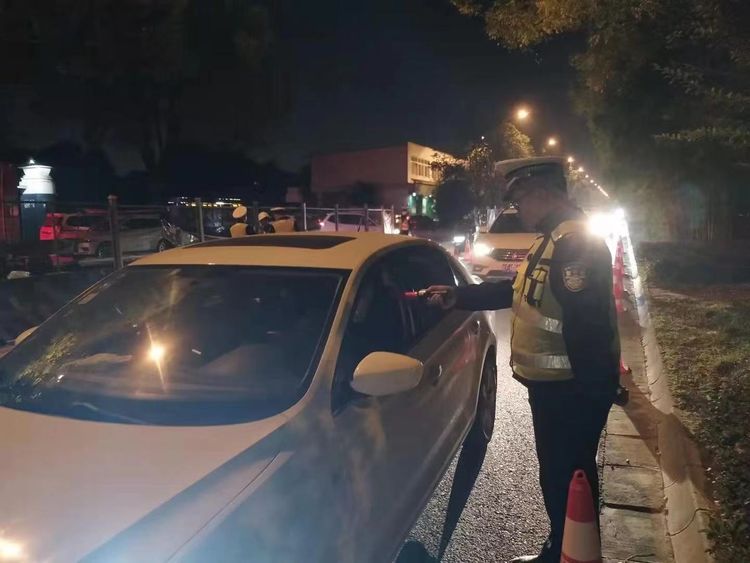 汉中交警一大队掀起秋冬季夜查整治高潮 守稳道路交通“安全线”